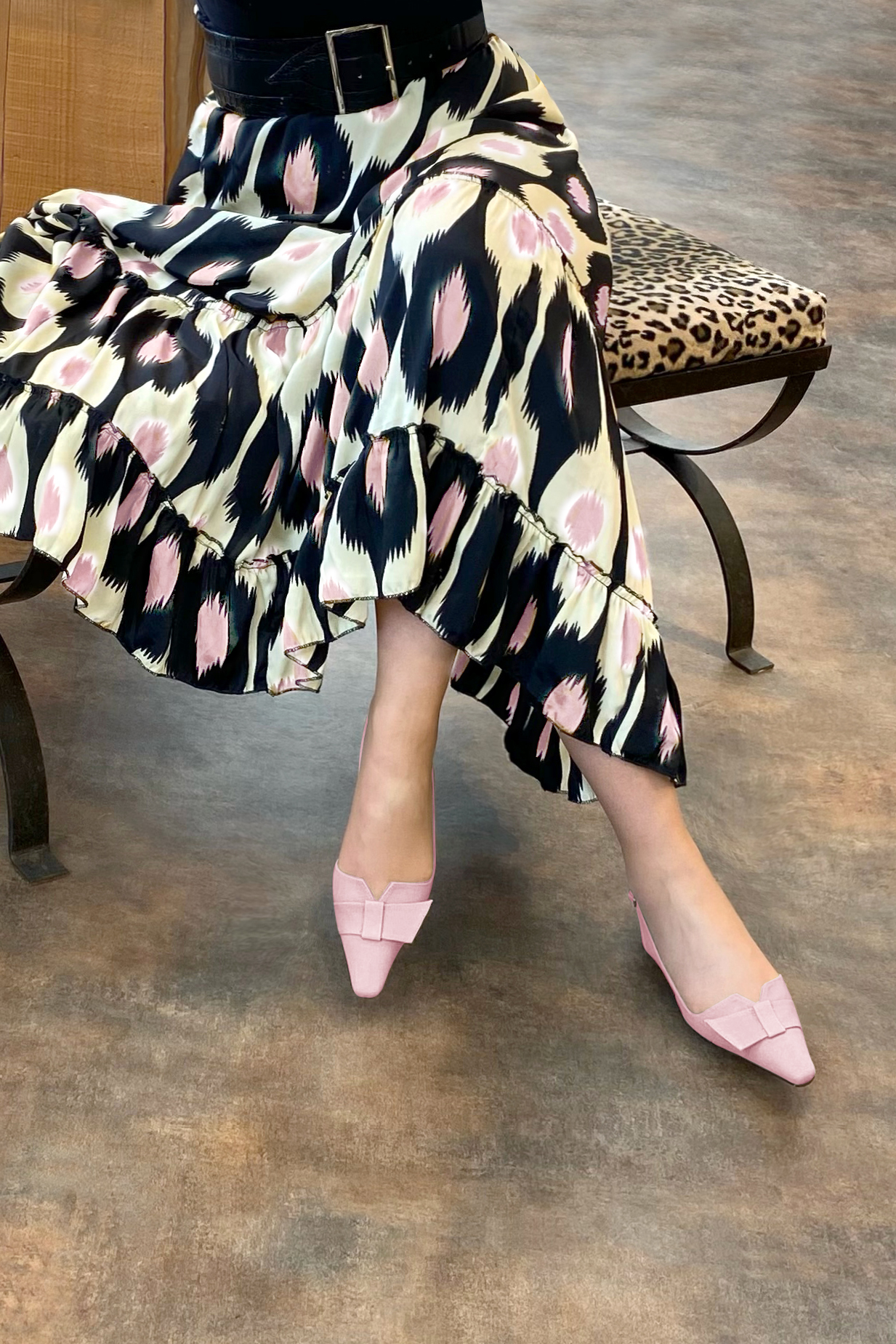 Light pink women's open back shoes, with a knot. Tapered toe. Low block heels. Worn view - Florence KOOIJMAN